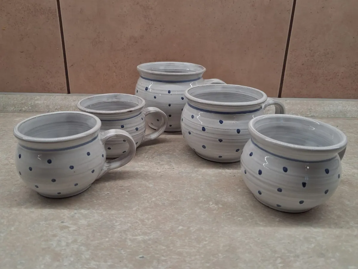 Hrnek s puntíky – modrá / červená